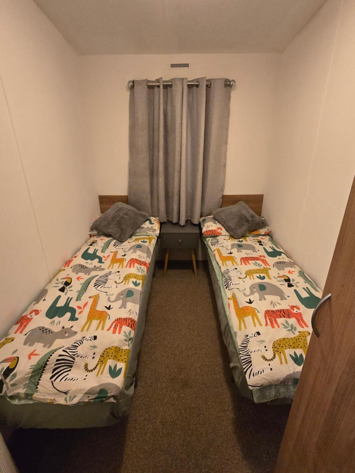 B17 Sunnymede Caravan Park, Fantasy Island, *